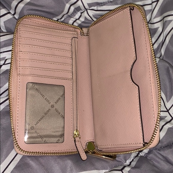 SOLD LIKE NEW MICHAEL KORS WALLET - Picture 3 of 3